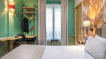 Ropa de cama hipoalergénica y caja de seguridad en la habitación