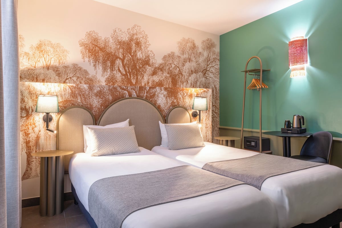 Hypo-allergenic bedding, in-room safe, desk, laptop workspace