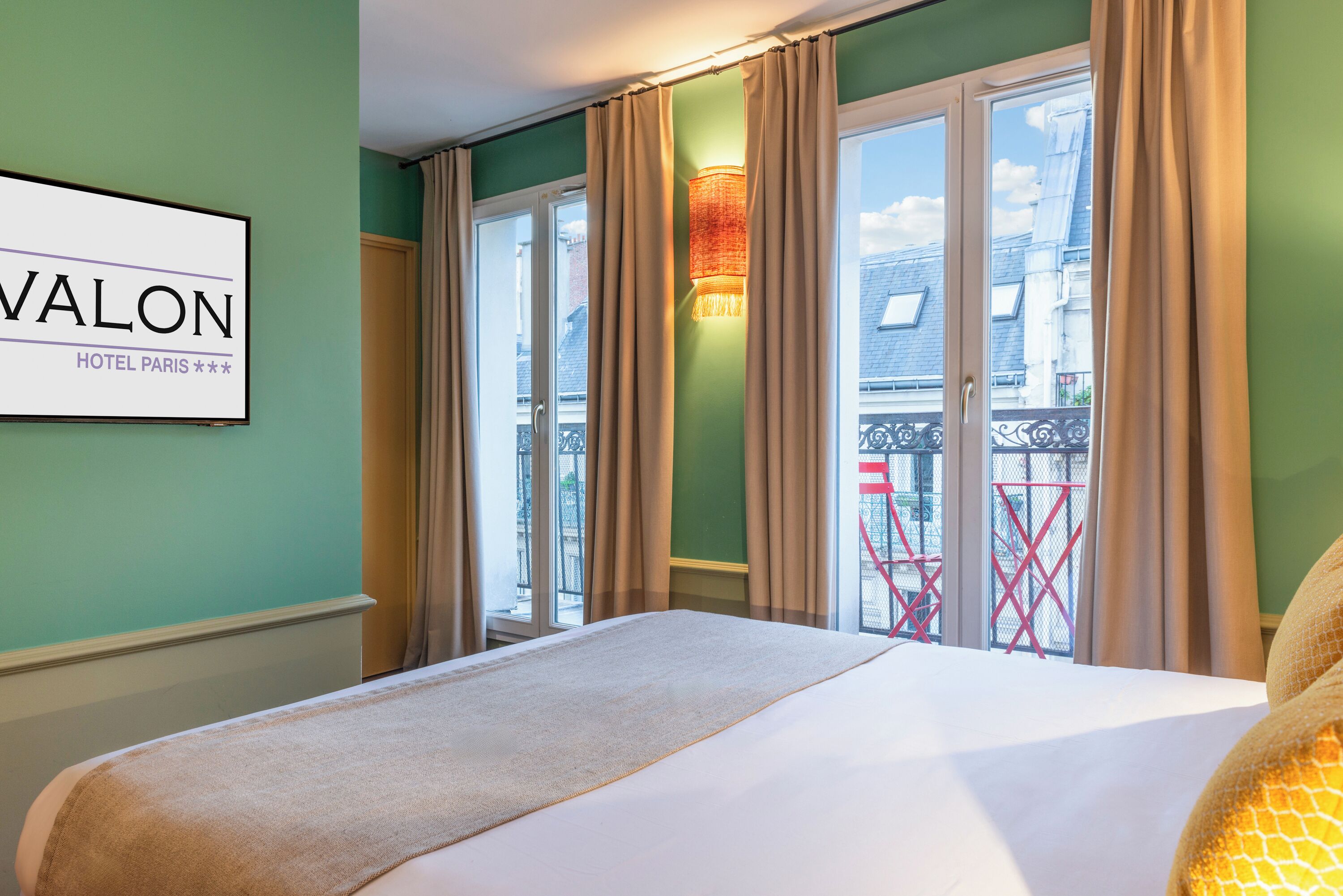 Hypo-allergenic bedding, in-room safe, desk, laptop workspace