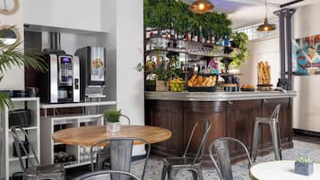 Sarapan prasmanan setiap hari (EUR 10 per orang)