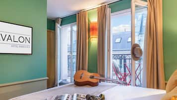 Studio Standar, balkon | Seprai antialergi, brankas, meja kerja, dan ruang kerja ramah laptop