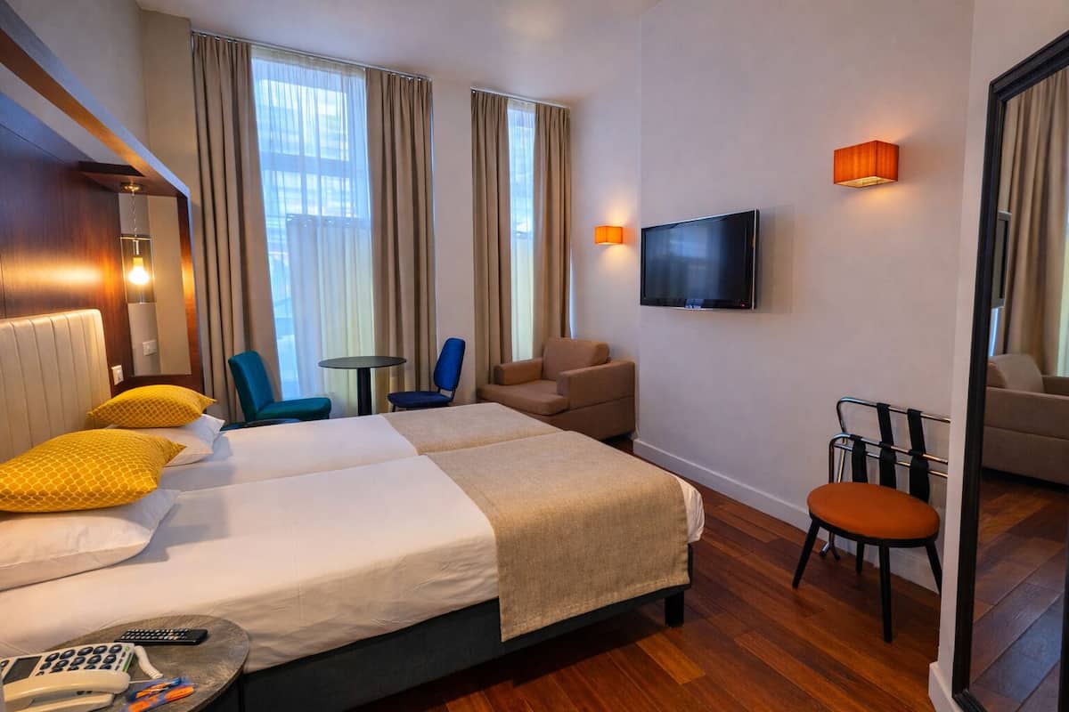 Studio, 1 Queen Bed with Sofa bed