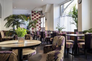 Daily buffet breakfast (EUR 10 per person) - Appart Hotel Avalon (Paris)