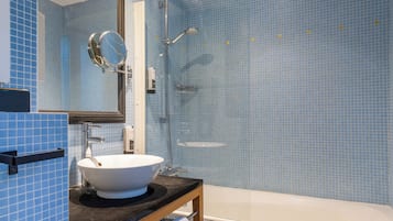 Studio | Bad | Hårføner, tøfler, håndklær og såpe