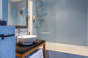 Studio | Salle de bain | Séchoir à cheveux, pantoufles, serviettes fournies, savon