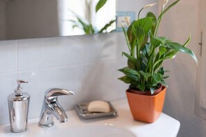 シャワー、ヘアドライヤー、タオル