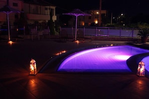Piscine extérieure, parasols, chaises longues
