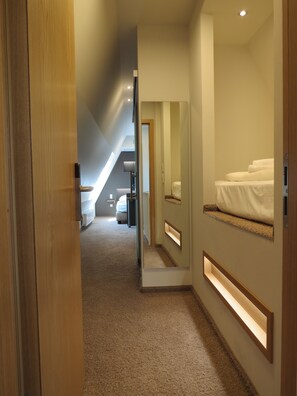 Family Triple Room | Hypo-allergenic bedding, in-room safe, individually furnished, desk - Hotel Neuthor (Ulm)