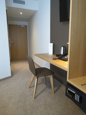 Standard Double Room | Hypo-allergenic bedding, in-room safe, individually furnished, desk - Hotel Neuthor (Ulm)