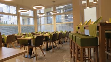 Tägliches Frühstücksbuffet (12.50 EUR pro Person)