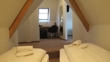 Familien-Vierbettzimmer, 1 Schlafzimmer | Allergikerbettwaren, Zimmersafe, individuell eingerichtet, Schreibtisch