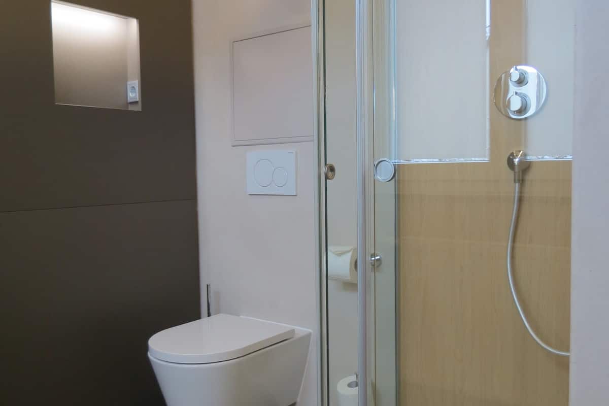standard double room | bathroom | shower, hair dryer, towels