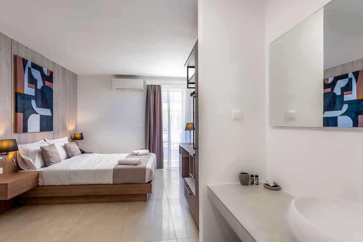Deluxe Room | Free minibar items, in-room safe, soundproofing, iron/ironing board