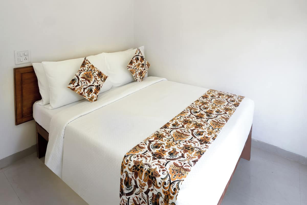 Standard Room | Minibar, in-room safe, desk, blackout curtains