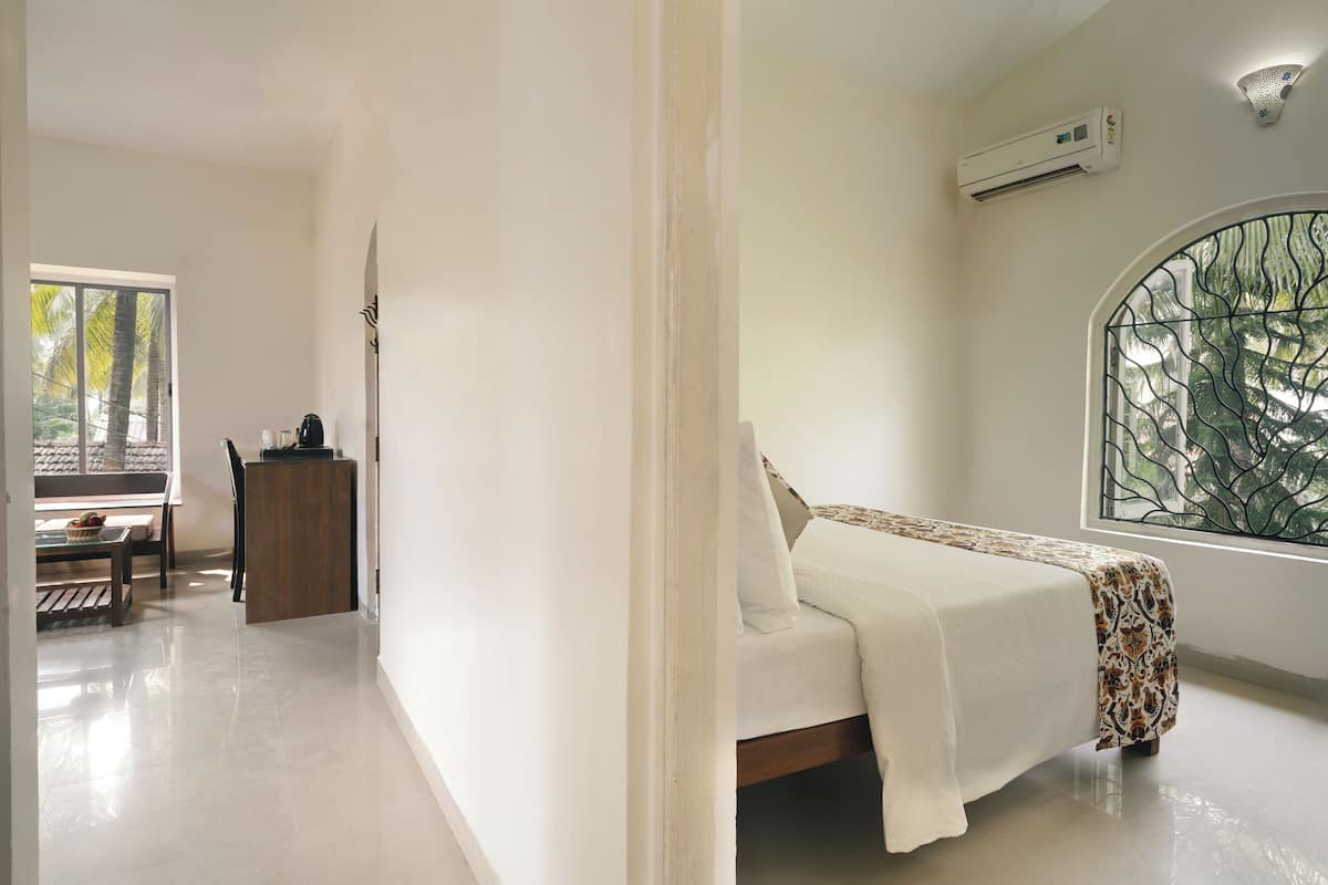 Family Studio Suite | Minibar, in-room safe, desk, blackout curtains