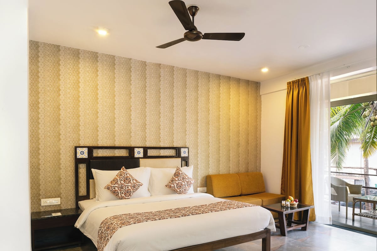 Premium Studio Suite | Minibar, in-room safe, desk, blackout curtains