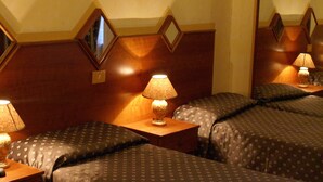 In-room safe, desk, WiFi (free), bed sheets - Hotel Farini (Rome)