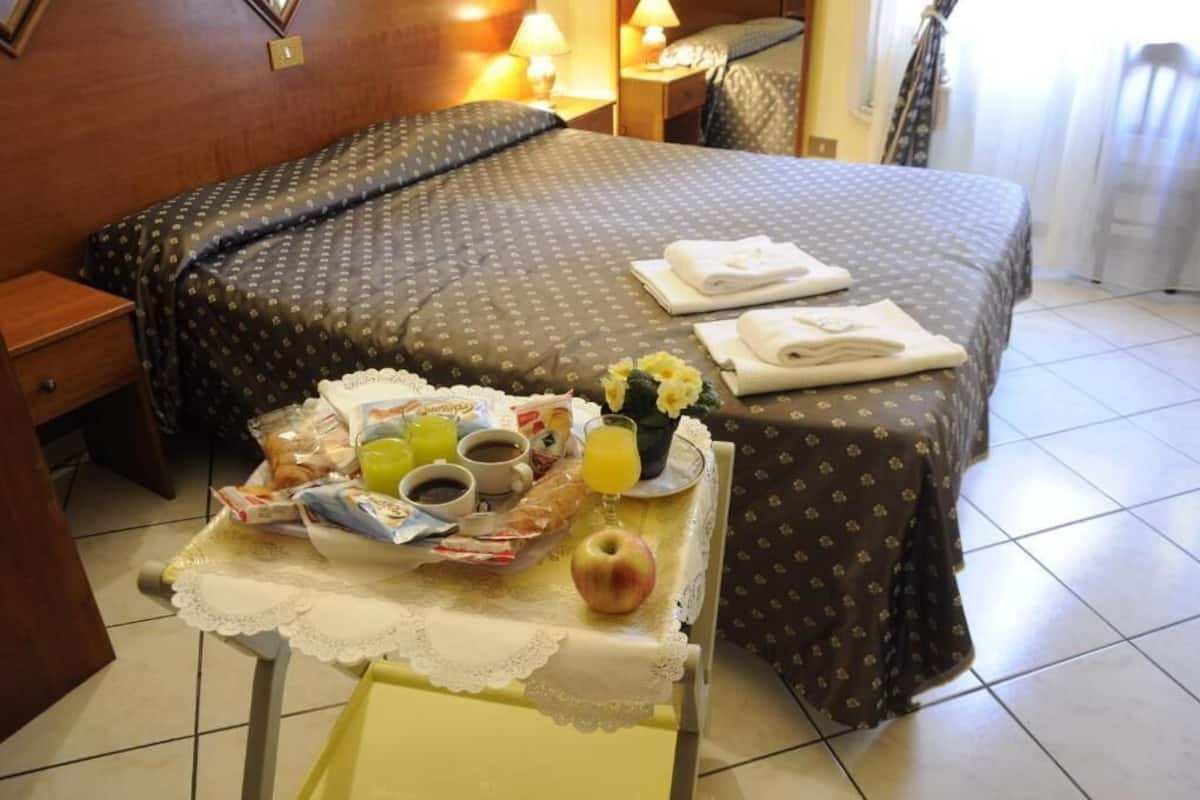 In-room safe, desk, WiFi (free), bed sheets