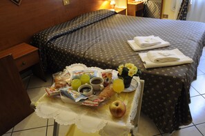 客房内保险箱、办公桌、免费 WiFi、床单
