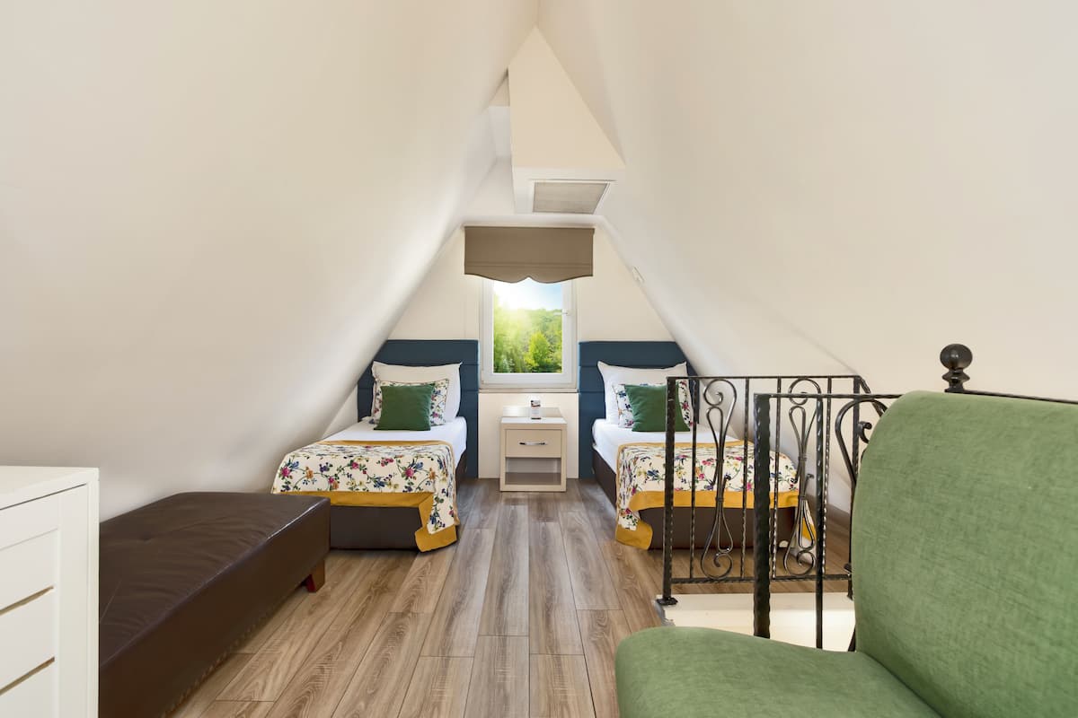 Free minibar, in-room safe, desk, free WiFi