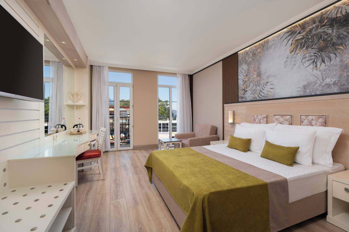 Standard Side Sea View Room | Minibar (free items), in-room safe, desk, WiFi (free)