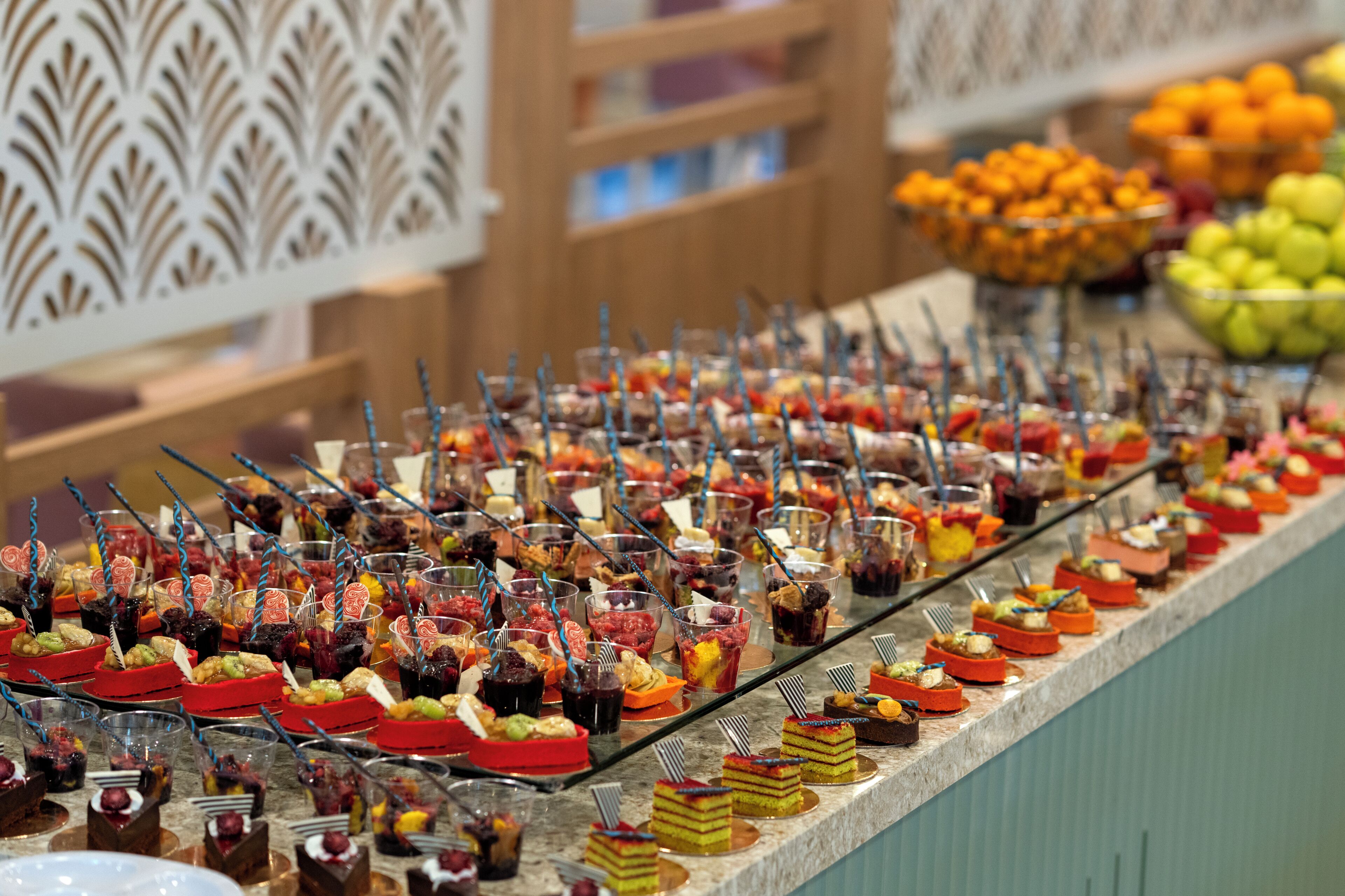 Un buffet proposant une variété de desserts et de fruits.