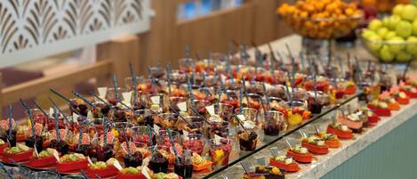 Un buffet proposant une variété de desserts et de fruits.