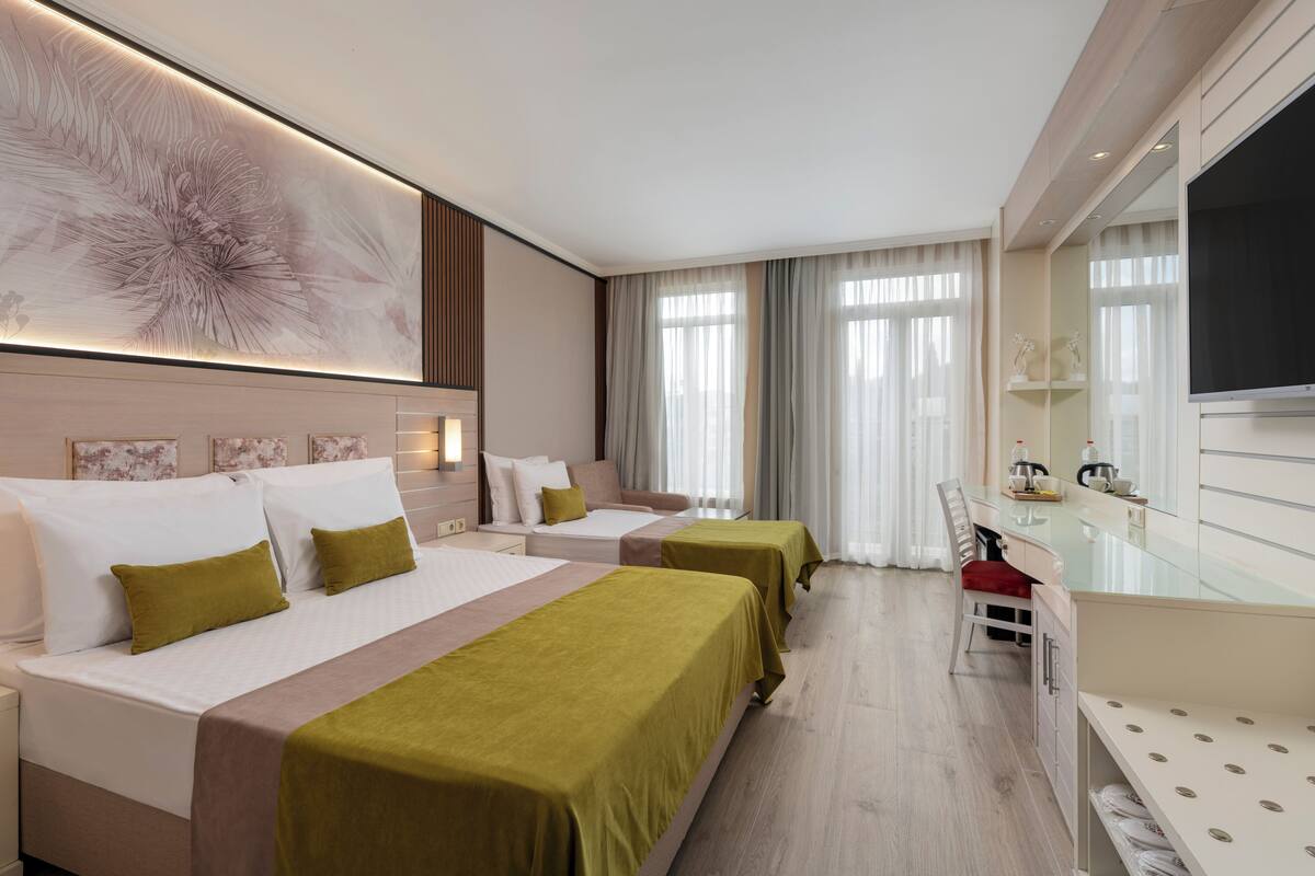 Minibar (free items), in-room safe, desk, WiFi (free)