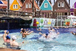 Una piscina techada, una piscina al aire libre de temporada, sombrillas