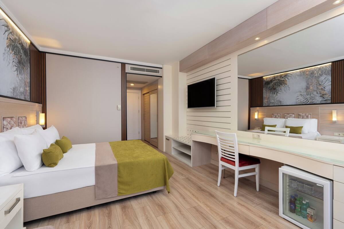 Minibar (free items), in-room safe, desk, WiFi (free)