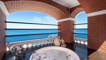 Queen Beatrix with Jakuzzi | Free minibar, in-room safe, desk, free WiFi