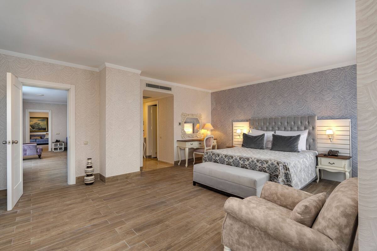 Amsterdam Luxury - 2 Bedroom | Minibar (free items), in-room safe, desk, WiFi (free)