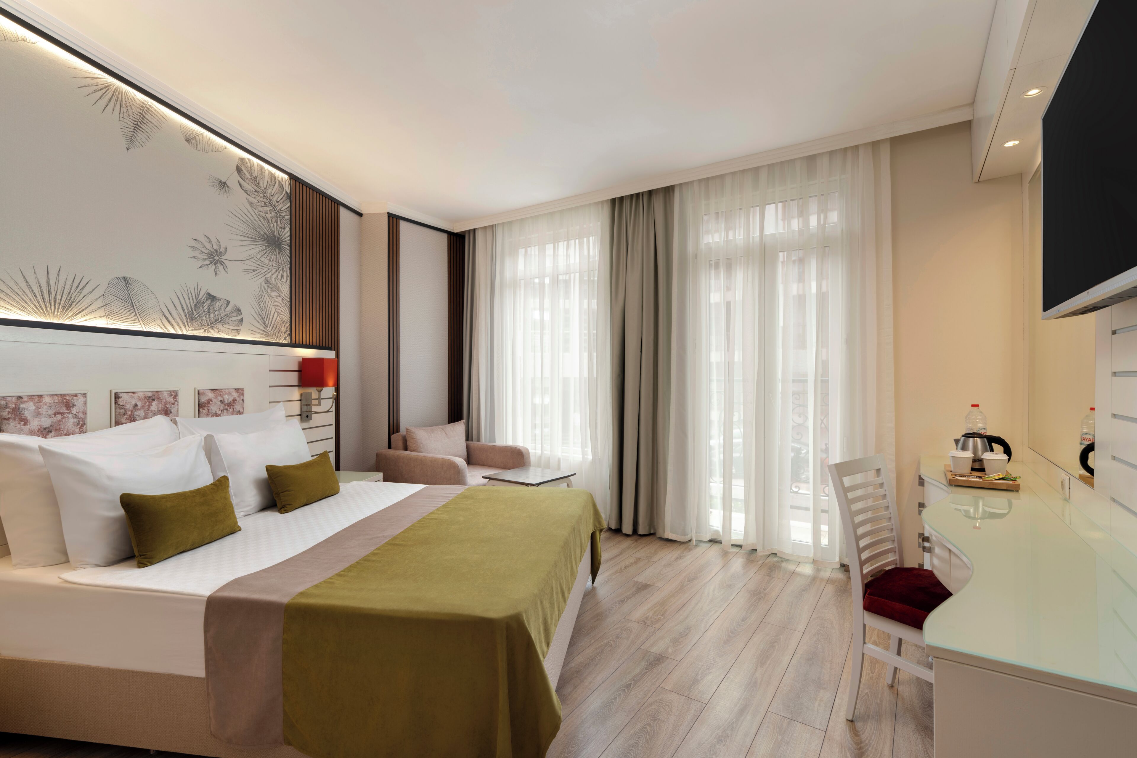 Orange Suite Room / 2 Bedroom | Frigobar (abastecido com itens grátis), cofres nos quartos, escrivaninha