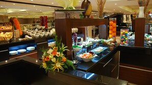 A buffet area with various food items and decorative elements. - Hurry Inn Merter Istanbul (Istanbul)