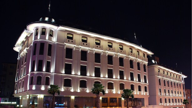 A large, multi-story hotel with a classic architectural style, featuring a prominent dome and multiple balconies. - Hurry Inn Merter Istanbul (Istanbul)