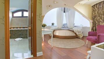 1 bedroom, premium bedding, minibar, in-room safe