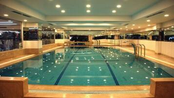 Alberca techada, acceso de 07:00 a 00:00, y camastros