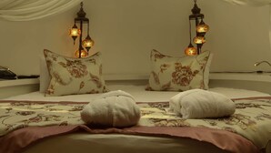 A bedroom with a large window, a bed with floral bedding, and two wall-mounted lamps. - Hurry Inn Merter Istanbul (Istanbul)
