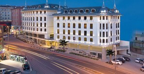 أغطية فراش متميزة وميني بار وخزنة داخل الغرفة وبديكورات فريدة لكل غرفة