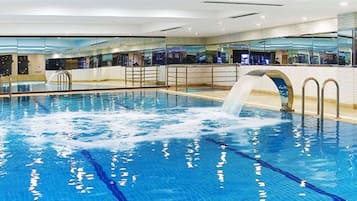 Hồ bơi trong nhà, mở cửa từ 7:00 đến nửa đêm, ghế dài tắm nắng