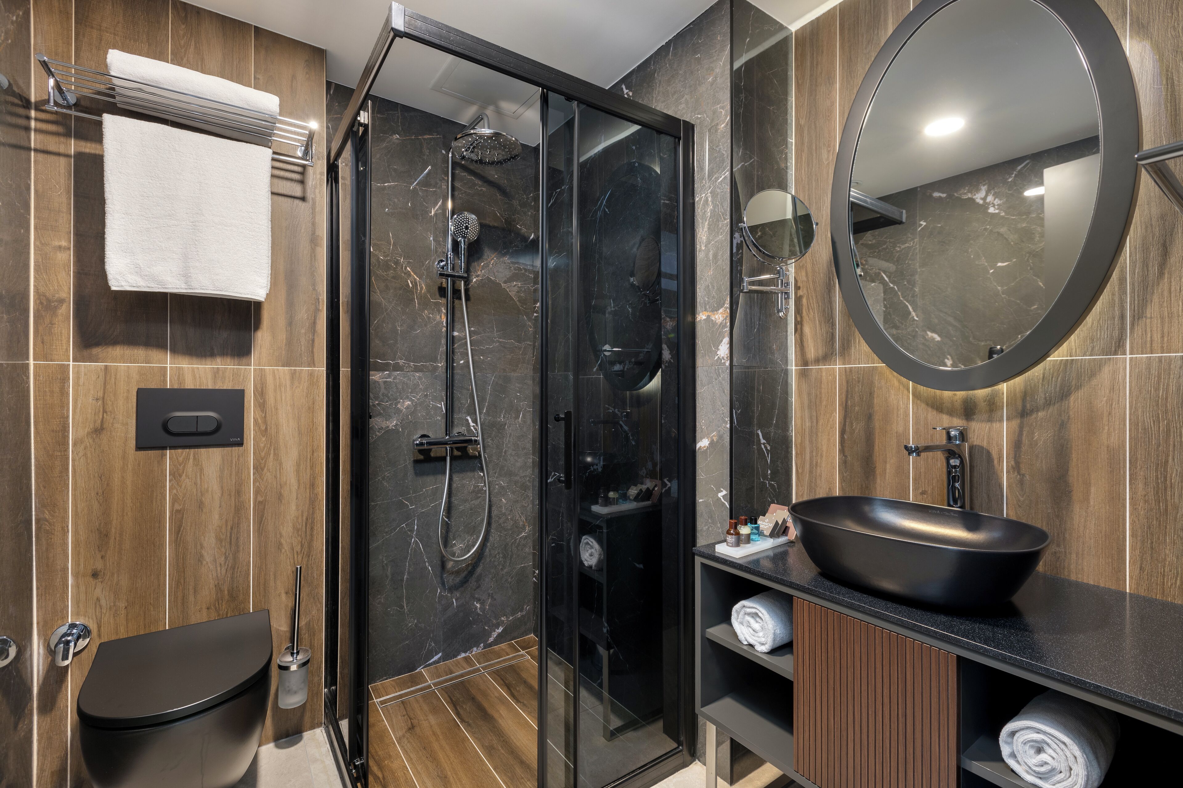 Premium Superior Room | Bathroom | Shower, rainfall showerhead, free toiletries, hair dryer