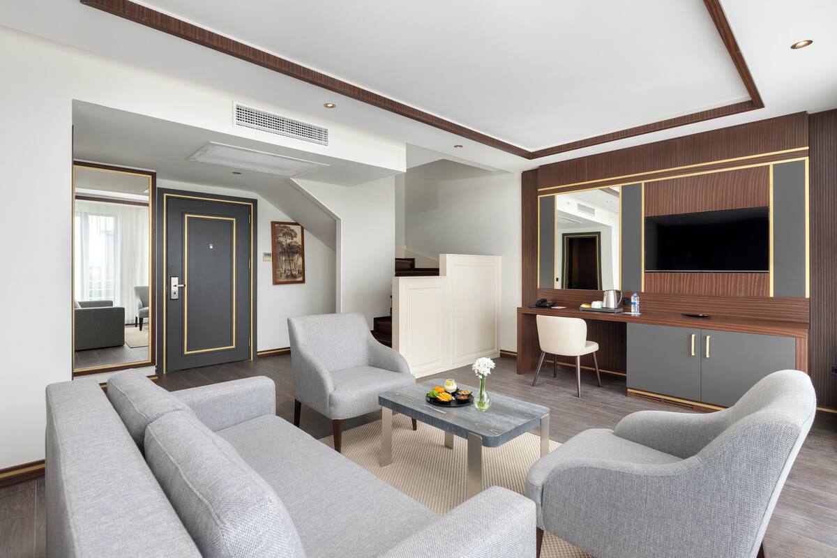 Premium Suite Room | 高級寢具、迷你吧、客房內保險箱、書桌