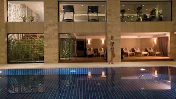 Piscina coperta, piscina all'aperto, ombrelloni da piscina, lettini