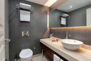 Suite Room | Badezimmer | Dusche, Regendusche, kostenlose Toilettenartikel, Haartrockner