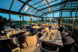 每日供应自助式早餐（每人 EUR 20）