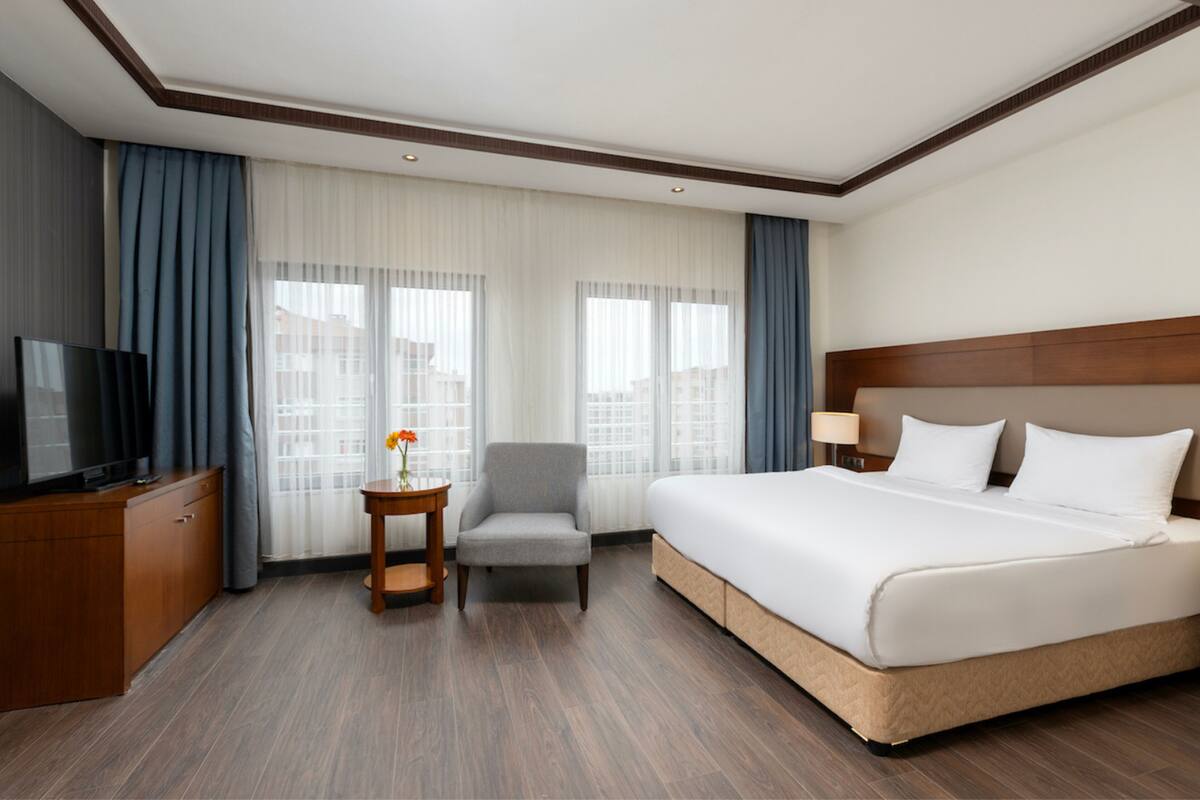 King Suite Junior | 高級寢具、迷你吧、客房內保險箱、書桌