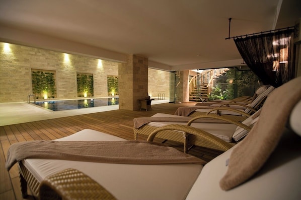 Indoor pool, outdoor pool, pool umbrellas, pool loungers - Miracle Istanbul Asia Airport Hotel & Spa (Istanbul)