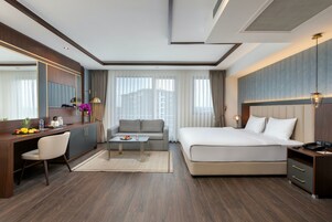 Premium Business Executive Room | 高档床上用品、迷你吧、客房内保险箱、办公桌