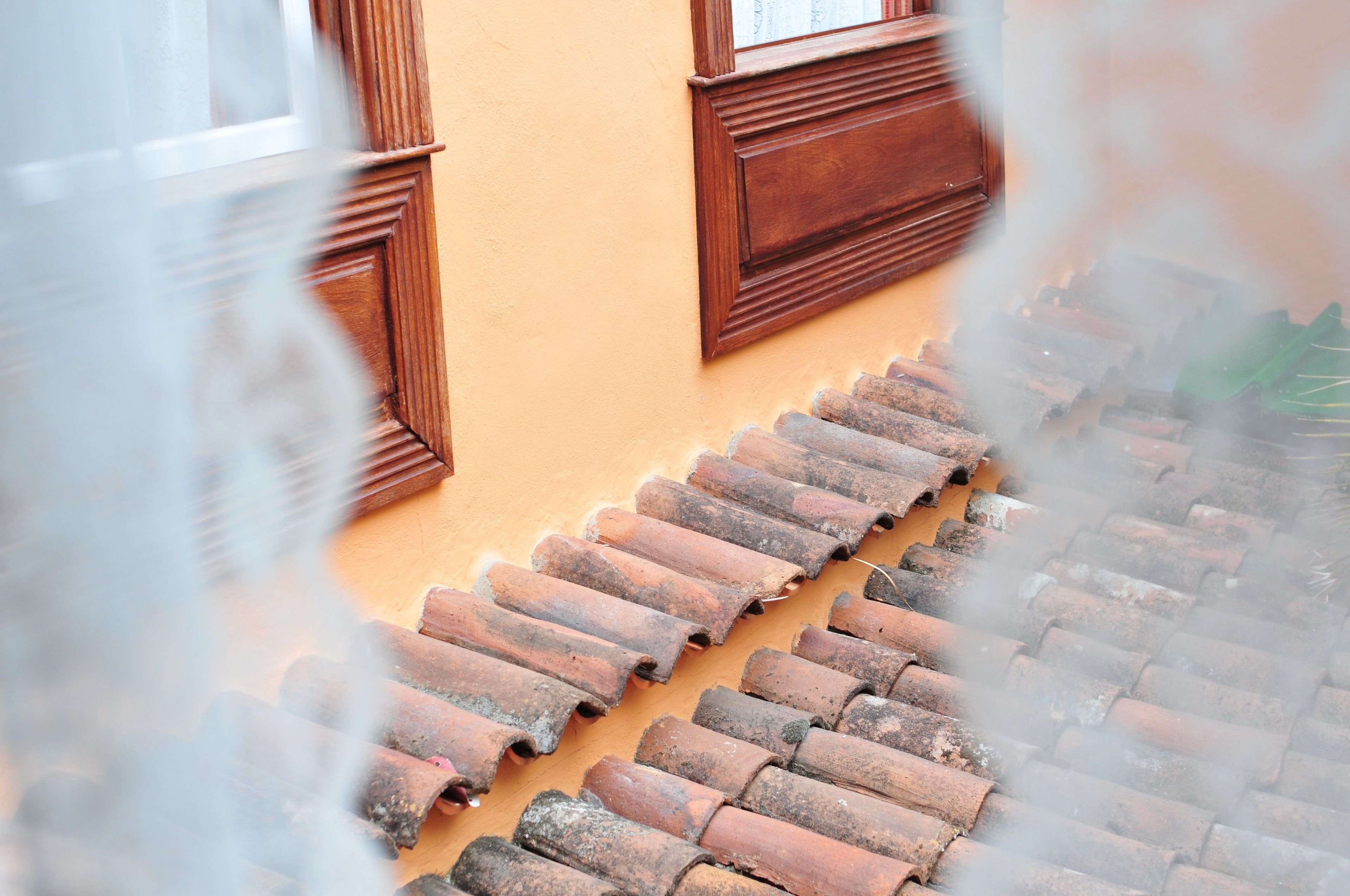 Una escalera con baldosas rojas que conduce a una puerta de madera.