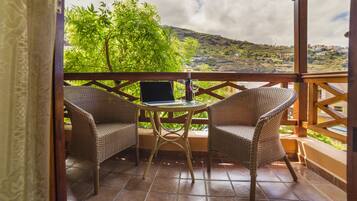 Deluxe Room | Minibar, in-room safe, desk, blackout drapes